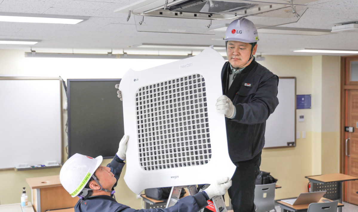 ▲LG전자 시스템에어컨 유지보수를 담당하는 하이엠솔루텍 서비스 엔지니어들이 수능 시험장에 설치된 냉난방 시스템에어컨 작동 이상 유무를 점검하고 있다. (사진제공=LG전자)