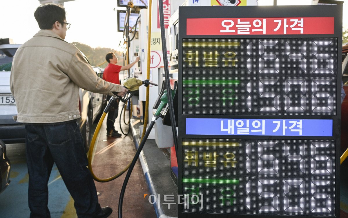 ▲국내 주유소 휘발유와 경유의 주간 평균 가격이 2주 연속 상승했다. 한국석유공사 유가정보시스템 오피넷에 따르면 11월 첫째 주 전국 주유소 휘발유 평균 판매가는 지난주보다 리터 당 19.1원 오른 1685.6원을 나타냈다. 경유 평균 판매 가격은 전주 대비 26.5원 오른 1568.2원을 기록하며 2주 연속 상승했다. 9일 서울 만남의광장 휴게소에 유가정보가 게시돼 있다. 조현호 기자 hyunho@
