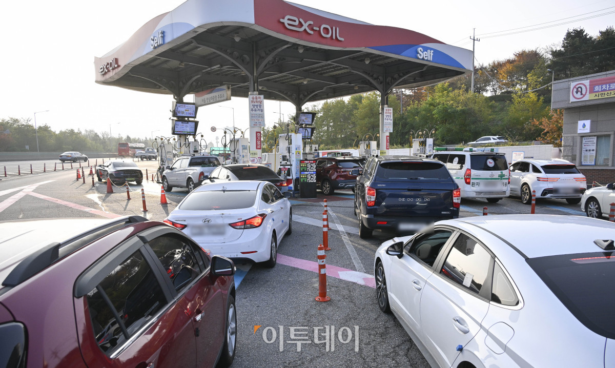 ▲국내 주유소 휘발유와 경유의 주간 평균 가격이 2주 연속 상승했다. 한국석유공사 유가정보시스템 오피넷에 따르면 11월 첫째 주 전국 주유소 휘발유 평균 판매가는 지난주보다 리터 당 19.1원 오른 1685.6원을 나타냈다. 경유 평균 판매 가격은 전주 대비 26.5원 오른 1568.2원을 기록하며 2주 연속 상승했다. 9일 서울 만남의광장 휴게소에 유가정보가 게시돼 있다. 조현호 기자 hyunho@