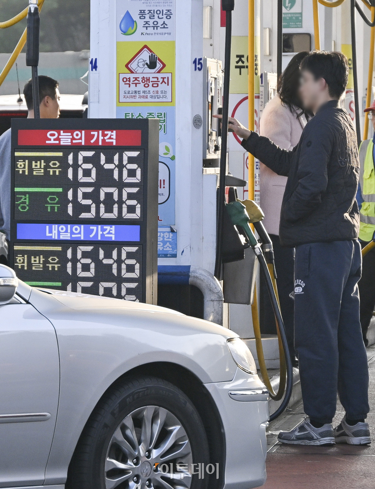 ▲국내 주유소 휘발유와 경유의 주간 평균 가격이 2주 연속 상승했다. 한국석유공사 유가정보시스템 오피넷에 따르면 11월 첫째 주 전국 주유소 휘발유 평균 판매가는 지난주보다 리터 당 19.1원 오른 1685.6원을 나타냈다. 경유 평균 판매 가격은 전주 대비 26.5원 오른 1568.2원을 기록하며 2주 연속 상승했다. 9일 서울 만남의광장 휴게소에 유가정보가 게시돼 있다. 조현호 기자 hyunho@