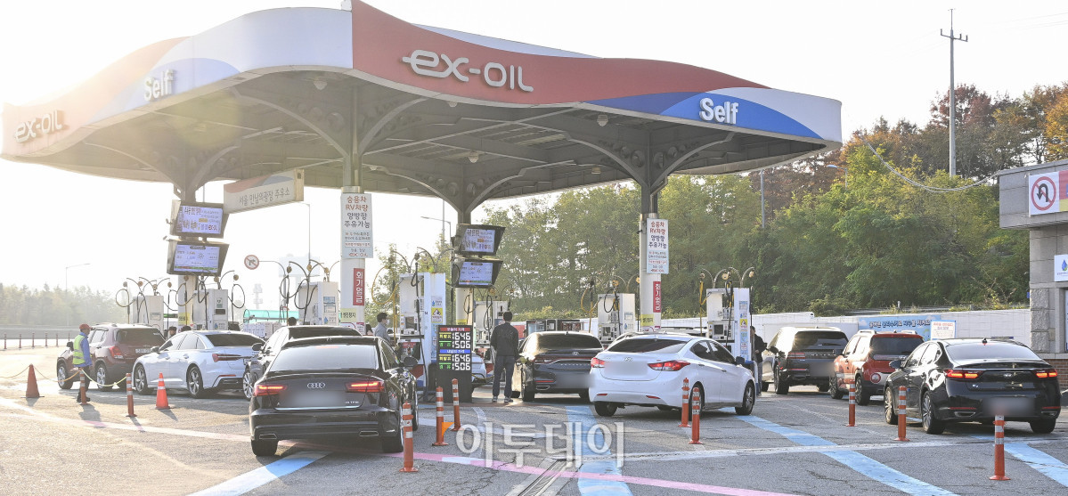 ▲국내 주유소 휘발유와 경유의 주간 평균 가격이 2주 연속 상승했다. 한국석유공사 유가정보시스템 오피넷에 따르면 11월 첫째 주 전국 주유소 휘발유 평균 판매가는 지난주보다 리터 당 19.1원 오른 1685.6원을 나타냈다. 경유 평균 판매 가격은 전주 대비 26.5원 오른 1568.2원을 기록하며 2주 연속 상승했다. 9일 서울 만남의광장 휴게소에 유가정보가 게시돼 있다. 조현호 기자 hyunho@