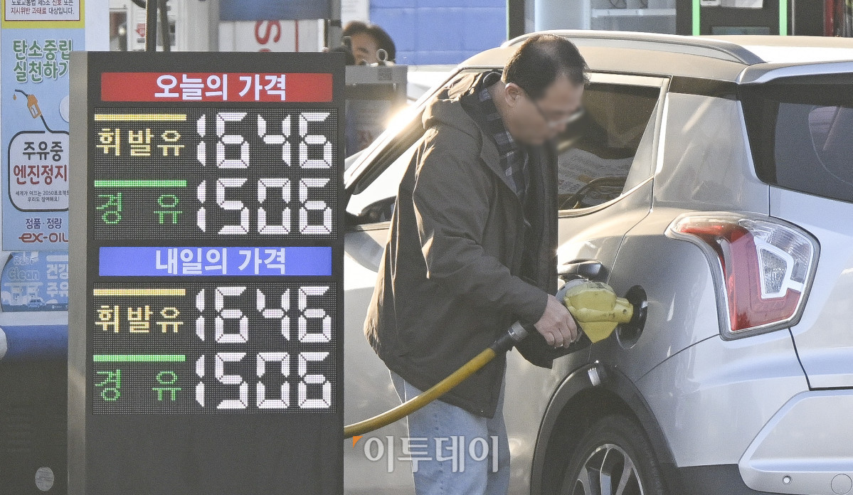 ▲국내 주유소 휘발유와 경유의 주간 평균 가격이 2주 연속 상승했다. 한국석유공사 유가정보시스템 오피넷에 따르면 11월 첫째 주 전국 주유소 휘발유 평균 판매가는 지난주보다 리터 당 19.1원 오른 1685.6원을 나타냈다. 경유 평균 판매 가격은 전주 대비 26.5원 오른 1568.2원을 기록하며 2주 연속 상승했다. 9일 서울 만남의광장 휴게소에 유가정보가 게시돼 있다. 조현호 기자 hyunho@