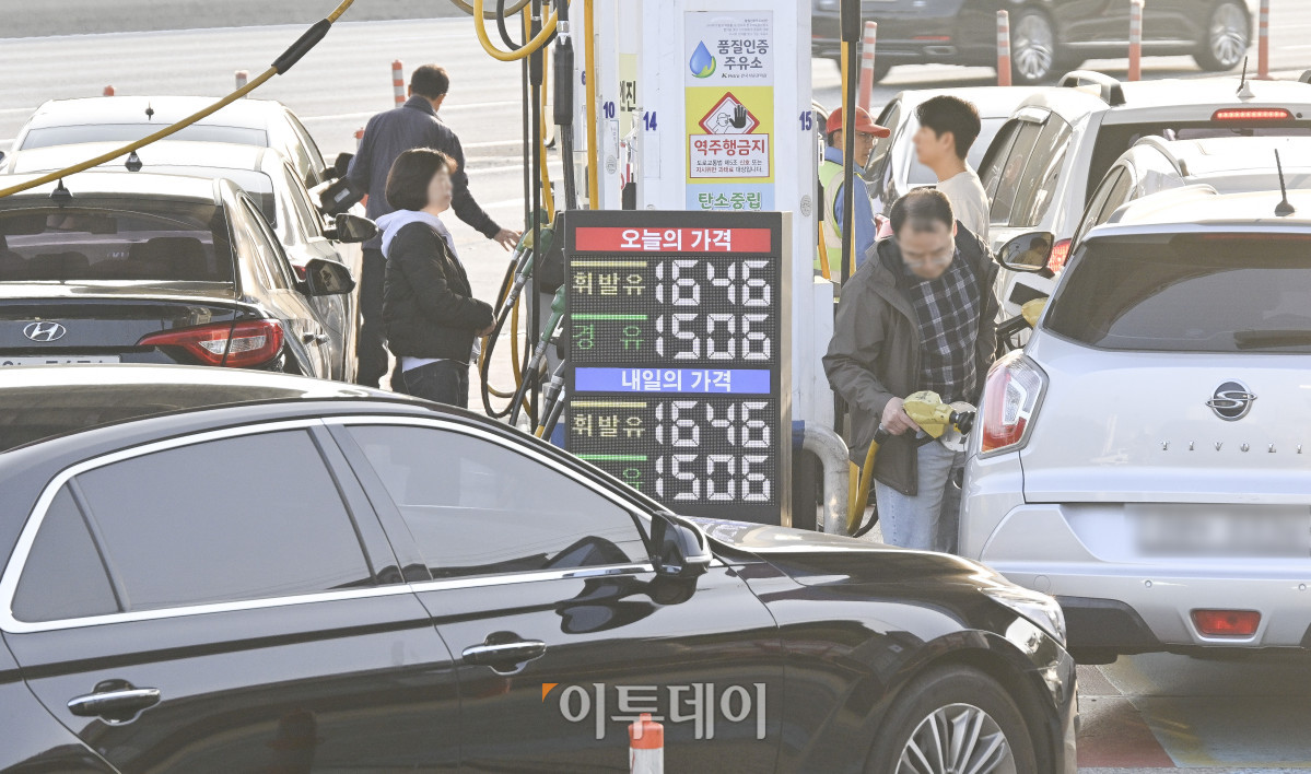 ▲9일 서울 만남의광장 휴게소에 유가정보가 게시돼 있다.  (사진=조현호 기자 hyunho@)