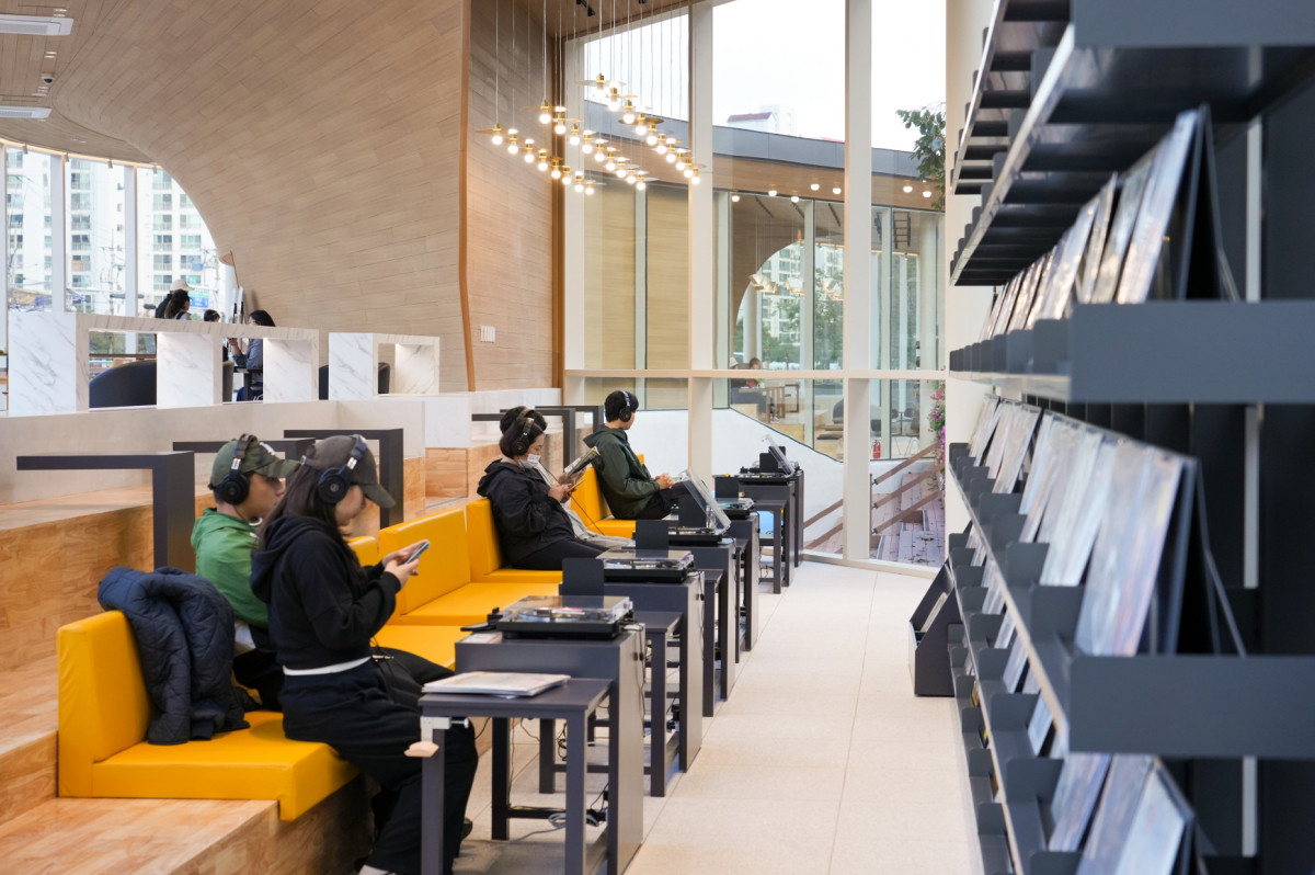 ▲주민들이 우이천 수변활력거점 ‘재간정’에서 엘피(LP)청음을 통해 아날로그 음악 감상과 휴식을 취하고 있는 모습 (강북구청)