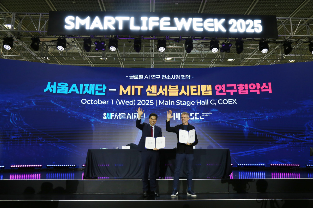 ▲서울AI재단-MIT 연구협약식(왼쪽부터 서울AI재단 김만기 이사장, 카를로 라티 MIT 센서블시티 랩 소장) (서울시)