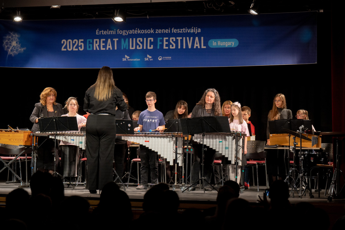 ▲8일(현지시간) 헝가리 부다페스트 어러니티즈 문화센터에서 열린 제2회 ‘GMF in Hungary’에서 헝가리 발달장애인 음악협회 소속 오케스트라 ‘파라필리크(Parapillék)’가 공연을 선보이고 있다.  (사진=SK온)