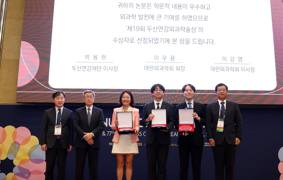 ▲8일 열린 ‘2025 두산연강외과학술상’ 시상식에서 참석자들이 기념촬영을 하고 있다. 왼쪽부터 대한외과학회 이강영 이사장, 두산연강재단 박용현 이사장, 서울아산병원 김희정 교수, 이대서울병원 이정무 임상부교수, 서울아산병원 이인섭 교수, 대한외과학회 이우용 회장. (사진=두산연강재단)