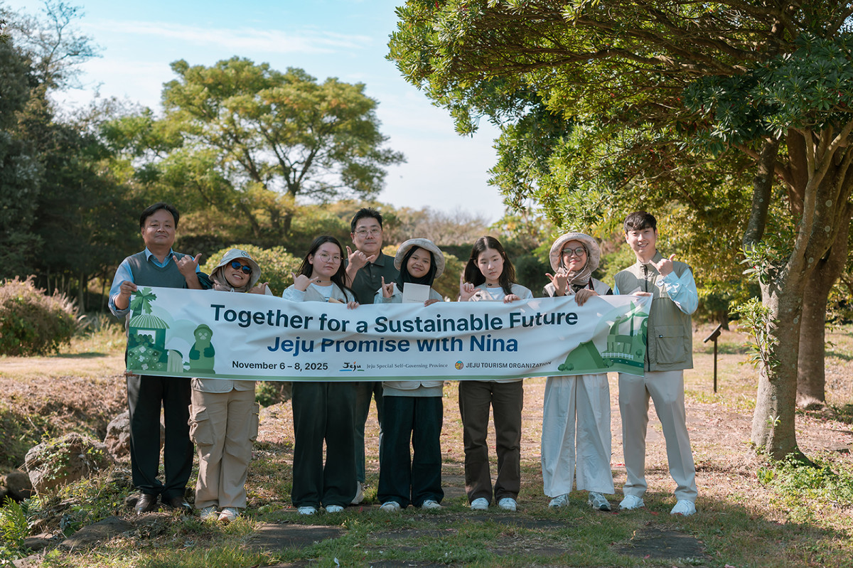 ▲글로벌 환경 인플루언서 애쉬 니나 아자히라 아킬라니(활동명 '니나'·왼쪽에서 다섯 번째)가 제주신라호텔의 친환경 체험 프로그램 '제주 프로미스 키퍼'에 참여한 뒤 기념사진을 찍고 있다. (사진제공=호텔신라)