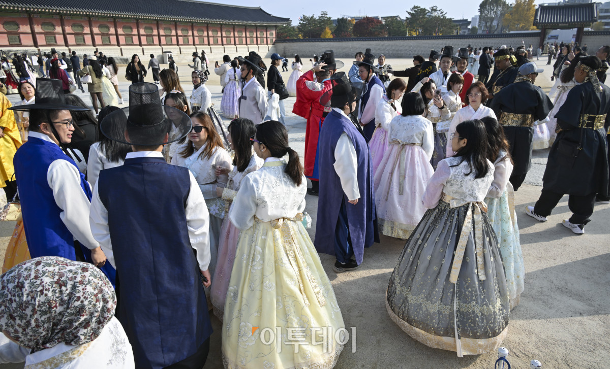 ▲올해 1월부터 9월까지 한국을 방문한 외국인 관광객이 650만명에 육박하며 방문 외국인 관광객 수가 역대 최대치를 갱신할 가능성이 제기된다. 법무부 출입국외국인정책본부의 통계월보에 따르면 올해 1∼9월 관광통과(B-2) 비자를 받아 입국한 외국인은 649만1846명으로, 전년 동기(551만9648명)보다 17.6% 늘었다. 한국을 찾은 외국인 관광객은 올해 1월 51만여명을 시작으로 매달 50만명대를 넘어섰다. 특히 여행 성수기라 할 수 있는 7월부터 9월까지는 집계 이래 처음으로 3개월 연속 80만명대를 상회했다. 2025년은 9개월 만에 2024년 전체의 86% 수준에 달한 것을 감안한다면, 최대치를 갱신할 가능성이 나온다. 9일 서울 종로구 경복궁에서 한복을 입은 외국인 관광객들이 경복궁 관광을 하고 있다. 조현호 기자 hyunho@