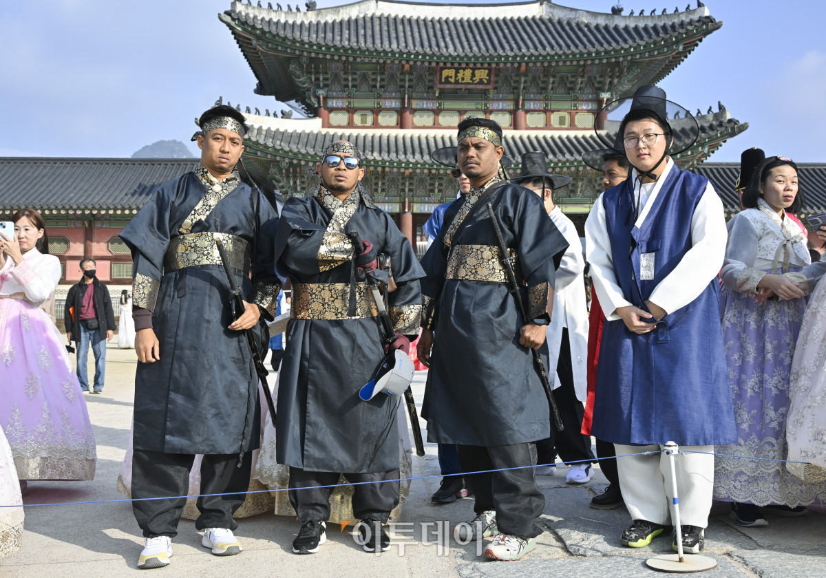 ▲올해 1월부터 9월까지 한국을 방문한 외국인 관광객이 650만명에 육박하며 방문 외국인 관광객 수가 역대 최대치를 갱신할 가능성이 제기된다. 법무부 출입국외국인정책본부의 통계월보에 따르면 올해 1∼9월 관광통과(B-2) 비자를 받아 입국한 외국인은 649만1846명으로, 전년 동기(551만9648명)보다 17.6% 늘었다. 한국을 찾은 외국인 관광객은 올해 1월 51만여명을 시작으로 매달 50만명대를 넘어섰다. 특히 여행 성수기라 할 수 있는 7월부터 9월까지는 집계 이래 처음으로 3개월 연속 80만명대를 상회했다. 2025년은 9개월 만에 2024년 전체의 86% 수준에 달한 것을 감안한다면, 최대치를 갱신할 가능성이 나온다. 9일 서울 종로구 경복궁에서 케이팝 데몬 헌터스 사자보이즈 컨셉의 한복을 입은 외국인 관광객들이 포즈를 취하고 있다. 조현호 기자 hyunho@