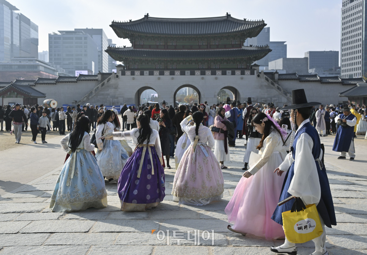 ▲올해 1월부터 9월까지 한국을 방문한 외국인 관광객이 650만명에 육박하며 방문 외국인 관광객 수가 역대 최대치를 갱신할 가능성이 제기된다. 법무부 출입국외국인정책본부의 통계월보에 따르면 올해 1∼9월 관광통과(B-2) 비자를 받아 입국한 외국인은 649만1846명으로, 전년 동기(551만9648명)보다 17.6% 늘었다. 한국을 찾은 외국인 관광객은 올해 1월 51만여명을 시작으로 매달 50만명대를 넘어섰다. 특히 여행 성수기라 할 수 있는 7월부터 9월까지는 집계 이래 처음으로 3개월 연속 80만명대를 상회했다. 2025년은 9개월 만에 2024년 전체의 86% 수준에 달한 것을 감안한다면, 최대치를 갱신할 가능성이 나온다. 9일 서울 종로구 경복궁에서 한복을 입은 외국인 관광객들이 경복궁 관광을 하고 있다. 조현호 기자 hyunho@
