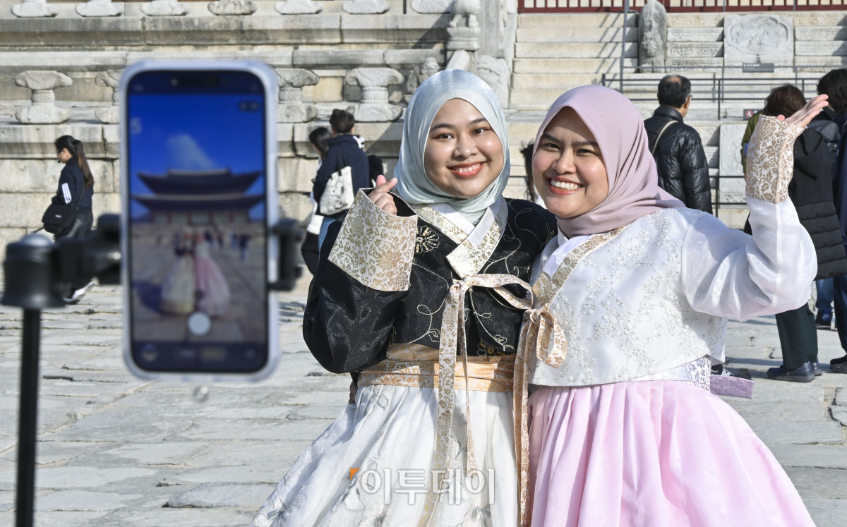 ▲올해 1월부터 9월까지 한국을 방문한 외국인 관광객이 650만명에 육박하며 방문 외국인 관광객 수가 역대 최대치를 갱신할 가능성이 제기된다. 법무부 출입국외국인정책본부의 통계월보에 따르면 올해 1∼9월 관광통과(B-2) 비자를 받아 입국한 외국인은 649만1846명으로, 전년 동기(551만9648명)보다 17.6% 늘었다. 한국을 찾은 외국인 관광객은 올해 1월 51만여명을 시작으로 매달 50만명대를 넘어섰다. 특히 여행 성수기라 할 수 있는 7월부터 9월까지는 집계 이래 처음으로 3개월 연속 80만명대를 상회했다. 2025년은 9개월 만에 2024년 전체의 86% 수준에 달한 것을 감안한다면, 최대치를 갱신할 가능성이 나온다. 9일 서울 종로구 경복궁에서 한복을 입은 외국인 관광객들이 기념촬영을 하고 있다. 조현호 기자 hyunho@
