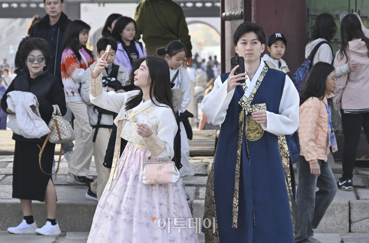 ▲올해 1월부터 9월까지 한국을 방문한 외국인 관광객이 650만명에 육박하며 방문 외국인 관광객 수가 역대 최대치를 갱신할 가능성이 제기된다. 법무부 출입국외국인정책본부의 통계월보에 따르면 올해 1∼9월 관광통과(B-2) 비자를 받아 입국한 외국인은 649만1846명으로, 전년 동기(551만9648명)보다 17.6% 늘었다. 한국을 찾은 외국인 관광객은 올해 1월 51만여명을 시작으로 매달 50만명대를 넘어섰다. 특히 여행 성수기라 할 수 있는 7월부터 9월까지는 집계 이래 처음으로 3개월 연속 80만명대를 상회했다. 2025년은 9개월 만에 2024년 전체의 86% 수준에 달한 것을 감안한다면, 최대치를 갱신할 가능성이 나온다. 9일 서울 종로구 경복궁에서 한복을 입은 외국인 관광객들이 경복궁 관광을 하고 있다. 조현호 기자 hyunho@