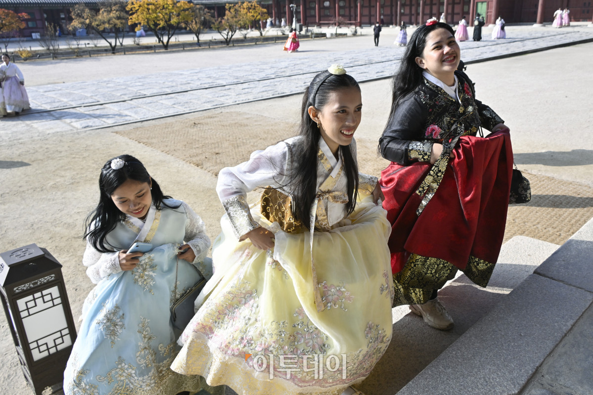 ▲올해 1월부터 9월까지 한국을 방문한 외국인 관광객이 650만명에 육박하며 방문 외국인 관광객 수가 역대 최대치를 갱신할 가능성이 제기된다. 법무부 출입국외국인정책본부의 통계월보에 따르면 올해 1∼9월 관광통과(B-2) 비자를 받아 입국한 외국인은 649만1846명으로, 전년 동기(551만9648명)보다 17.6% 늘었다. 한국을 찾은 외국인 관광객은 올해 1월 51만여명을 시작으로 매달 50만명대를 넘어섰다. 특히 여행 성수기라 할 수 있는 7월부터 9월까지는 집계 이래 처음으로 3개월 연속 80만명대를 상회했다. 2025년은 9개월 만에 2024년 전체의 86% 수준에 달한 것을 감안한다면, 최대치를 갱신할 가능성이 나온다. 9일 서울 종로구 경복궁에서 한복을 입은 외국인 관광객들이 경복궁 관광을 하고 있다. 조현호 기자 hyunho@