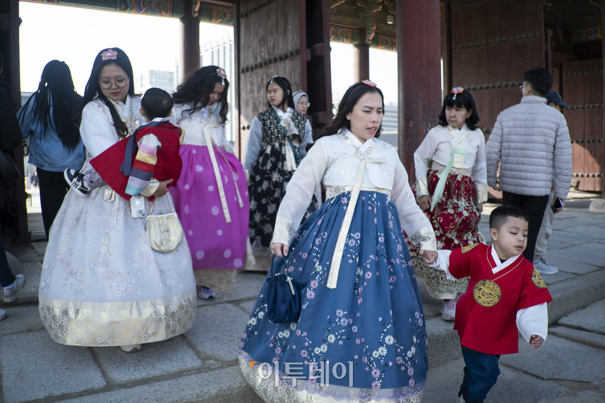 ▲올해 1월부터 9월까지 한국을 방문한 외국인 관광객이 650만명에 육박하며 방문 외국인 관광객 수가 역대 최대치를 갱신할 가능성이 제기된다. 법무부 출입국외국인정책본부의 통계월보에 따르면 올해 1∼9월 관광통과(B-2) 비자를 받아 입국한 외국인은 649만1846명으로, 전년 동기(551만9648명)보다 17.6% 늘었다. 한국을 찾은 외국인 관광객은 올해 1월 51만여명을 시작으로 매달 50만명대를 넘어섰다. 특히 여행 성수기라 할 수 있는 7월부터 9월까지는 집계 이래 처음으로 3개월 연속 80만명대를 상회했다. 2025년은 9개월 만에 2024년 전체의 86% 수준에 달한 것을 감안한다면, 최대치를 갱신할 가능성이 나온다. 9일 서울 종로구 경복궁에서 한복을 입은 외국인 관광객들이 경복궁 관광을 하고 있다. 조현호 기자 hyunho@