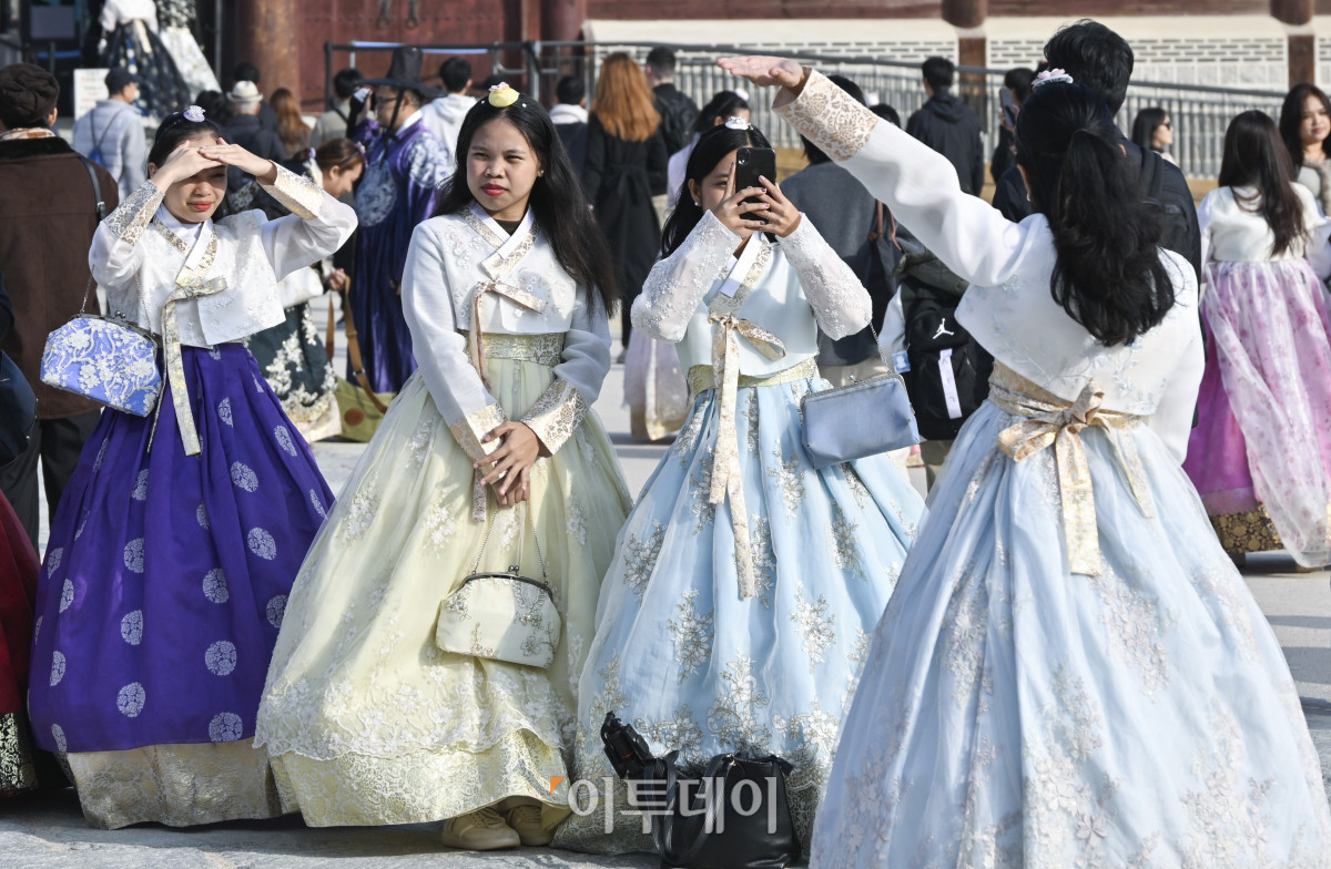 ▲올해 1월부터 9월까지 한국을 방문한 외국인 관광객이 650만명에 육박하며 방문 외국인 관광객 수가 역대 최대치를 갱신할 가능성이 제기된다. 법무부 출입국외국인정책본부의 통계월보에 따르면 올해 1∼9월 관광통과(B-2) 비자를 받아 입국한 외국인은 649만1846명으로, 전년 동기(551만9648명)보다 17.6% 늘었다. 한국을 찾은 외국인 관광객은 올해 1월 51만여명을 시작으로 매달 50만명대를 넘어섰다. 특히 여행 성수기라 할 수 있는 7월부터 9월까지는 집계 이래 처음으로 3개월 연속 80만명대를 상회했다. 2025년은 9개월 만에 2024년 전체의 86% 수준에 달한 것을 감안한다면, 최대치를 갱신할 가능성이 나온다. 9일 서울 종로구 경복궁에서 한복을 입은 외국인 관광객들이 기념촬영을 하고 있다. 조현호 기자 hyunho@