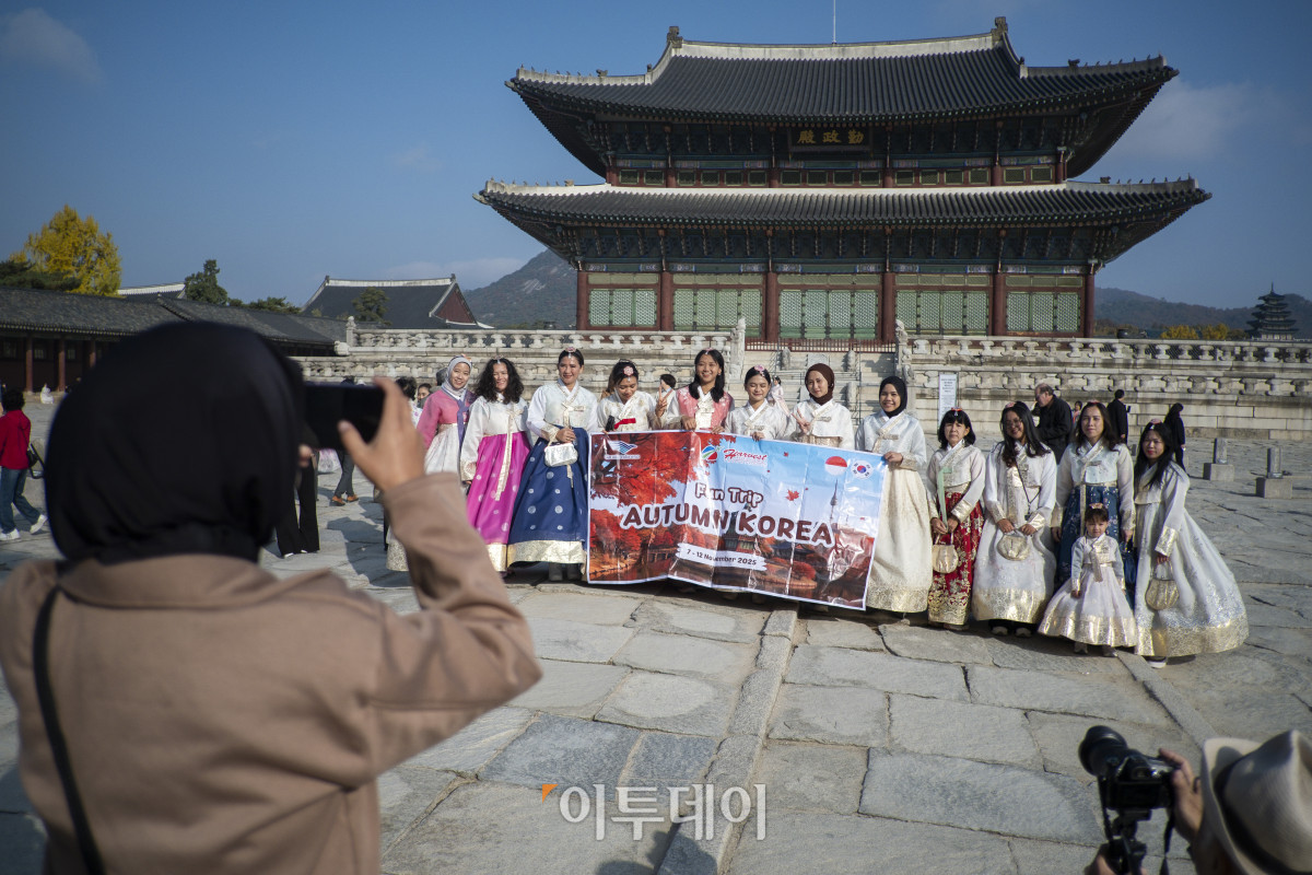▲올해 1월부터 9월까지 한국을 방문한 외국인 관광객이 650만명에 육박하며 방문 외국인 관광객 수가 역대 최대치를 갱신할 가능성이 제기된다. 법무부 출입국외국인정책본부의 통계월보에 따르면 올해 1∼9월 관광통과(B-2) 비자를 받아 입국한 외국인은 649만1846명으로, 전년 동기(551만9648명)보다 17.6% 늘었다. 한국을 찾은 외국인 관광객은 올해 1월 51만여명을 시작으로 매달 50만명대를 넘어섰다. 특히 여행 성수기라 할 수 있는 7월부터 9월까지는 집계 이래 처음으로 3개월 연속 80만명대를 상회했다. 2025년은 9개월 만에 2024년 전체의 86% 수준에 달한 것을 감안한다면, 최대치를 갱신할 가능성이 나온다. 9일 서울 종로구 경복궁에서 한복을 입은 외국인 관광객들이 기념촬영을 하고 있다. 조현호 기자 hyunho@