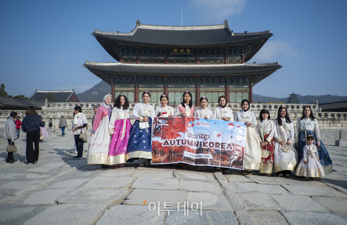▲올해 1월부터 9월까지 한국을 방문한 외국인 관광객이 650만명에 육박하며 방문 외국인 관광객 수가 역대 최대치를 갱신할 가능성이 제기된다. 법무부 출입국외국인정책본부의 통계월보에 따르면 올해 1∼9월 관광통과(B-2) 비자를 받아 입국한 외국인은 649만1846명으로, 전년 동기(551만9648명)보다 17.6% 늘었다. 한국을 찾은 외국인 관광객은 올해 1월 51만여명을 시작으로 매달 50만명대를 넘어섰다. 특히 여행 성수기라 할 수 있는 7월부터 9월까지는 집계 이래 처음으로 3개월 연속 80만명대를 상회했다. 2025년은 9개월 만에 2024년 전체의 86% 수준에 달한 것을 감안한다면, 최대치를 갱신할 가능성이 나온다. 9일 서울 종로구 경복궁에서 한복을 입은 외국인 관광객들이 기념촬영을 하고 있다. 조현호 기자 hyunho@