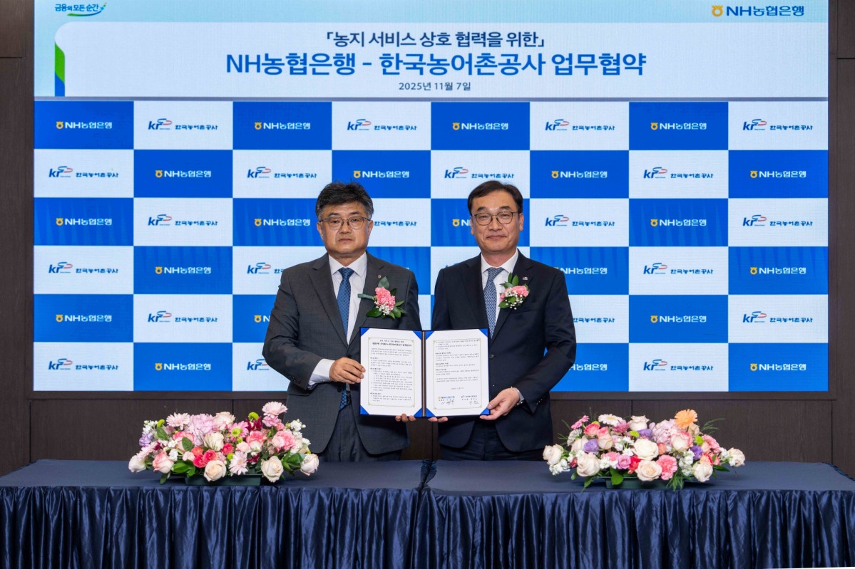 ▲정인노 한국농어촌공사 부사장(오른쪽)이 7일 서울 중구 농협은행 본사에서 이영우 농협은행 투자상품·자산관리부문 부행장과 ‘농지 서비스 상호 협력을 위한 업무협약’을 체결한 후 기념 촬영을 하고 있다. (사진제공=한국농어촌공사)