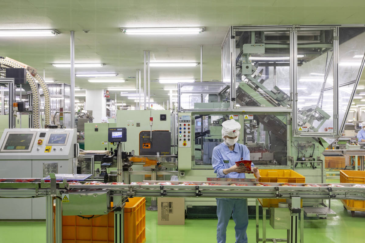 ▲7일 농심 구미공장 내  분당 600식을 생산하는 신라면 고속라인에서 작업자가 라면을 검수 중이다. (사진제공=농심)