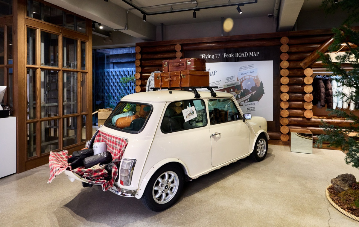 ▲이랜드월드에서 전개하는 글로벌 스포츠 브랜드 뉴발란스(NEW BALANCE)가 플라잉77구스다운 ‘WAY TO PEAK’ 팝업스토어를 오픈했다. 사진은 팝업 내부 모습 (사진제공=이랜드월드 뉴발란스)