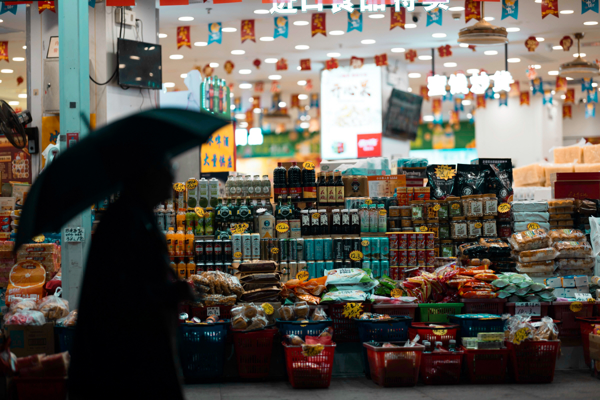 ▲중국 상하이에서 한 식료품점 앞을 지나가는 행인이 보인다. 상하이/EPA연합뉴스