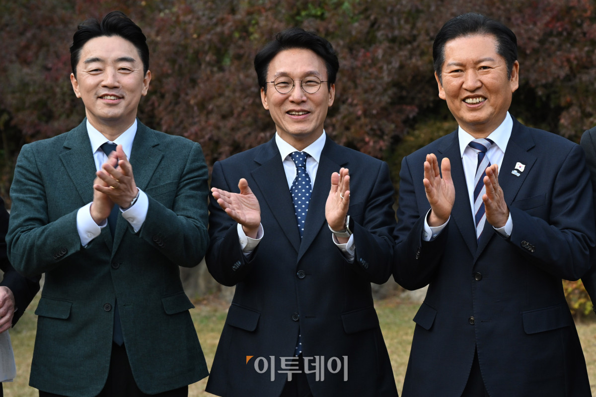 ▲김민석(가운데) 국무총리, 정청래(오른쪽) 더불어민주당 대표, 강훈식 대통령실 비서실장이 9일 서울 종로구 국무총리공관에서 열린 고위당정협의회 참석에 앞서 기념촬영을 하고 있다. 조현호 기자 hyunho@