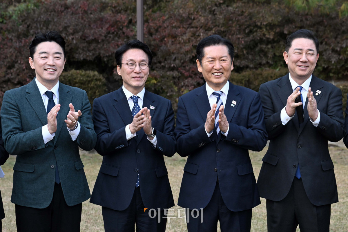 ▲김민석(왼쪽 두 번째) 국무총리, 정청래(왼쪽 세 번째) 더불어민주당 대표, 김병기(왼쪽 네 번째) 더불어민주당 원내대표, 강훈식 대통령실 비서실장이 9일 서울 종로구 국무총리공관에서 열린 고위당정협의회에 앞서 기념촬영을 하고 있다. 조현호 기자 hyunho@