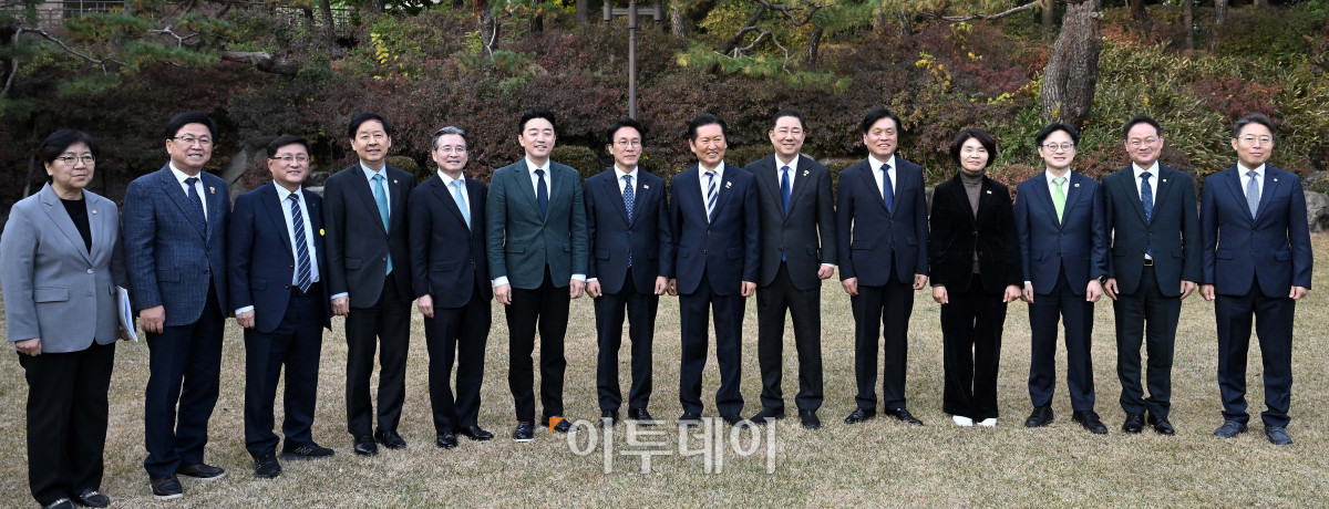 ▲김민석(왼쪽 일곱 번째) 국무총리, 정청래(왼쪽 여덟 번째) 더불어민주당 대표, 김병기(왼쪽 아홉 번째) 더불어민주당 원내대표, 강훈식(왼쪽 여섯 번째) 대통령실 비서실장 등 참석자들이 9일 서울 종로구 국무총리공관에서 열린 고위당정협의회에 앞서 기념촬영을 하고 있다. 조현호 기자 hyunho@