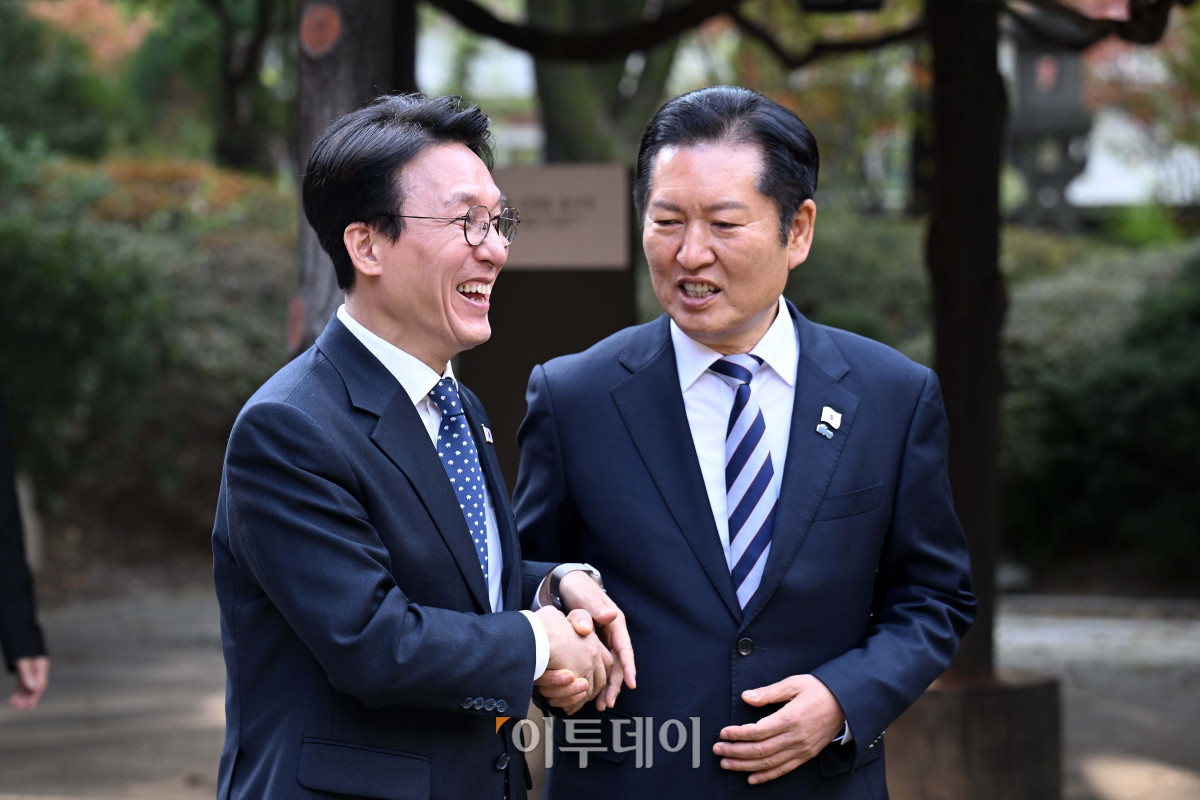 ▲김민석(왼쪽) 국무총리와 정청래 더불어민주당 대표가 9일 서울 종로구 국무총리공관에서 열린 고위당정협의회에 시작에 앞서 인사를 나누고 있다. 조현호 기자 hyunho@