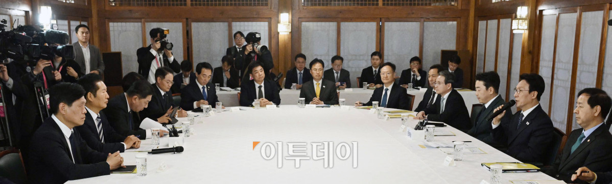 ▲김민석 국무총리가 9일 서울 종로구 국무총리공관에서 열린 고위당정협의회에서 발언하고 있다. 조현호 기자 hyunho@