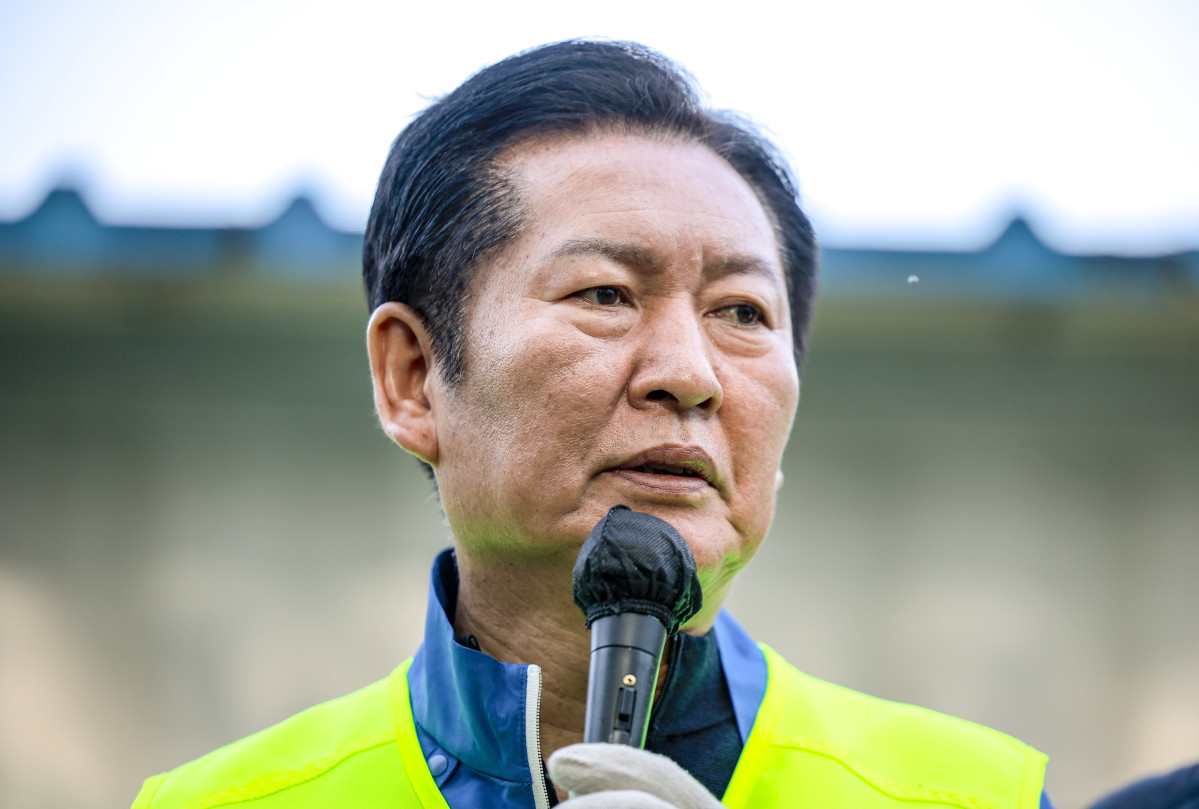 ▲정청래 더불어민주당 대표가 9일 경기 용인시의 유기견 보호소 행복한 강아지들이 사는집을 찾아 봉사활동에 앞서 인사말을 하고 있다. (사진=뉴시스)