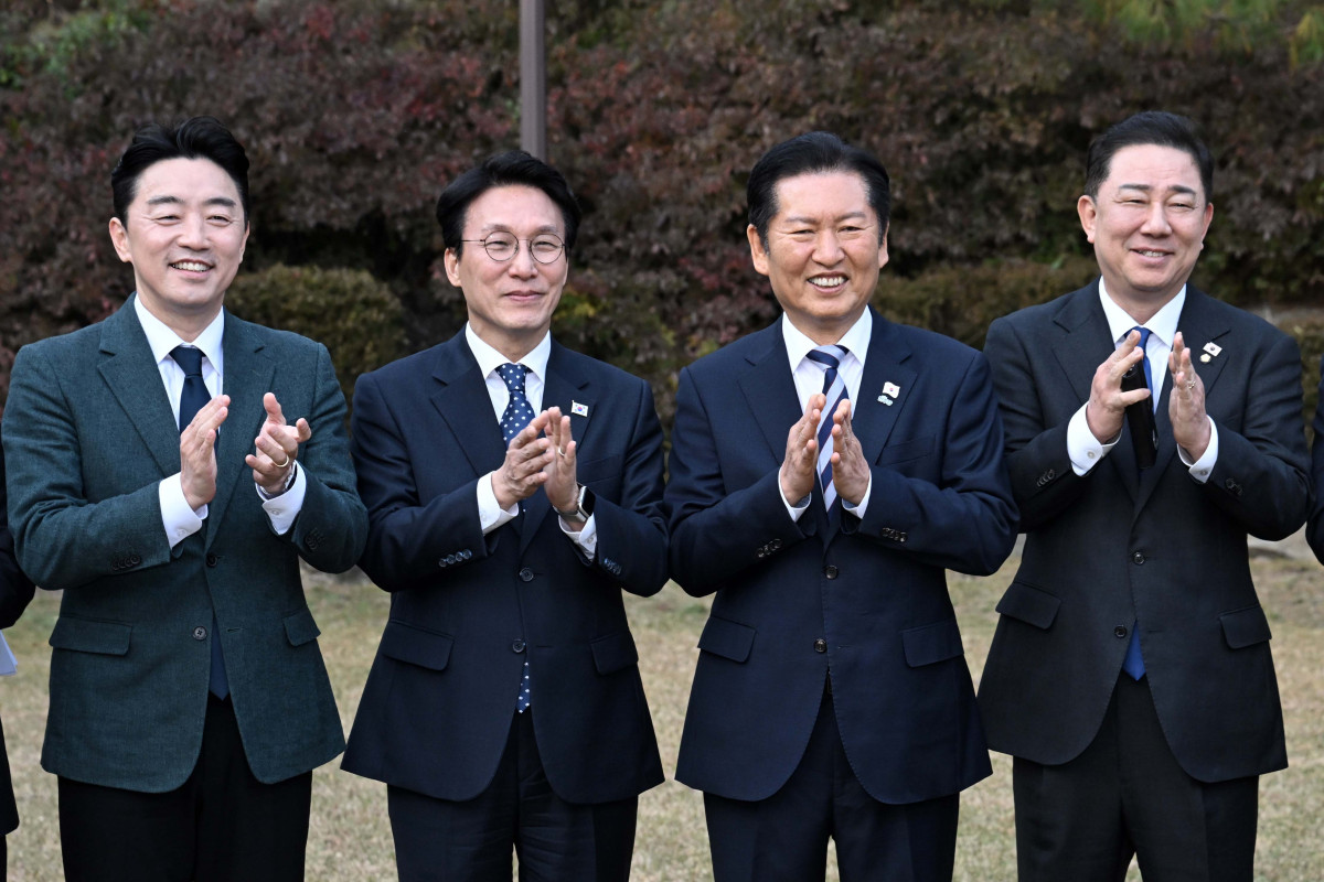 ▲강훈식(왼쪽부터) 대통령 비서실장, 김민석 국무총리, 정청래 더불어민주당 대표, 김병기 민주당 원내대표가 9일 오후 서울 종로구 국무총리공관에서 열린 고위당정협의회에 앞서 기념촬영을 하고 있다. (공동취재) (사진=뉴시스)