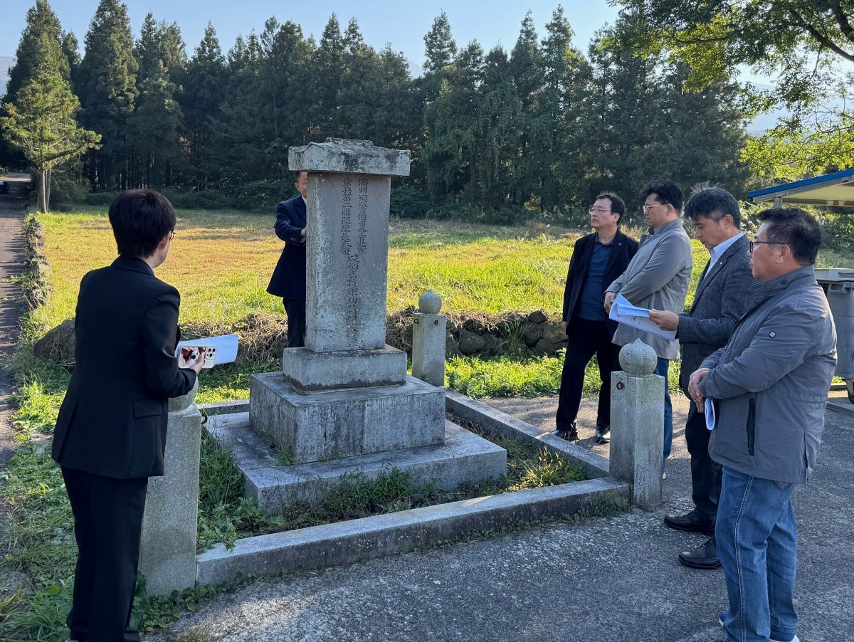 ▲제주도 관계자와 '4·3역사 왜곡 대응 안내판 설치 자문단'이 제주시 산록북로에 있는 함병선 장군 공적비를 둘러보고 있다.
 (사진제공=제주도)