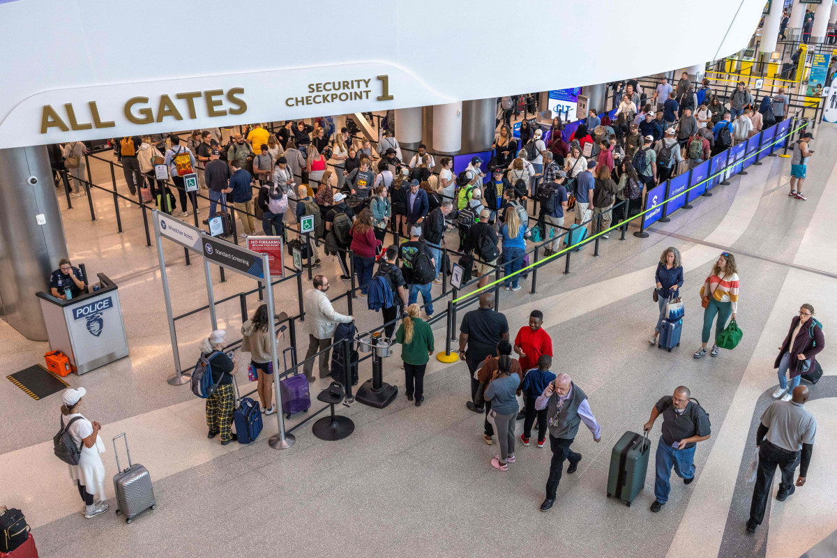 ▲9일(현지시간) 미국 노스캐롤라이나주 샬럿에 있는 샬럿-더글러스 국제공항의 보안 검색대에서 사람들이 줄을 서서 기다리고 있다. (샬럿(미국)/AFP연합뉴스)