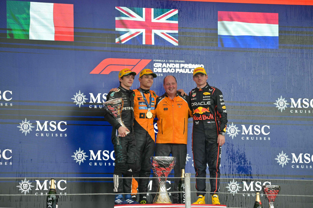 ▲9일현지시간) 브라질 상파울루의 조제 카를로스 파체 서킷(인터라고스)에서 열린 포뮬러원(F1) 상파울루 그랑프리 경기 후 포디움에서 기념촬영을 하고 있다. 사진은 우승을 차지한 맥라렌의 영국 드라이버 랜도 노리스(왼쪽 두 번째), 2위를 차지한 메르세데스의 이탈리아 드라이버 키미 안토넬리(맨 왼쪽), 3위를 기록한 레드불 레이싱의 네덜란드 드라이버 맥스 베르스타펜(맨 오른쪽). (AFP/연합뉴스)