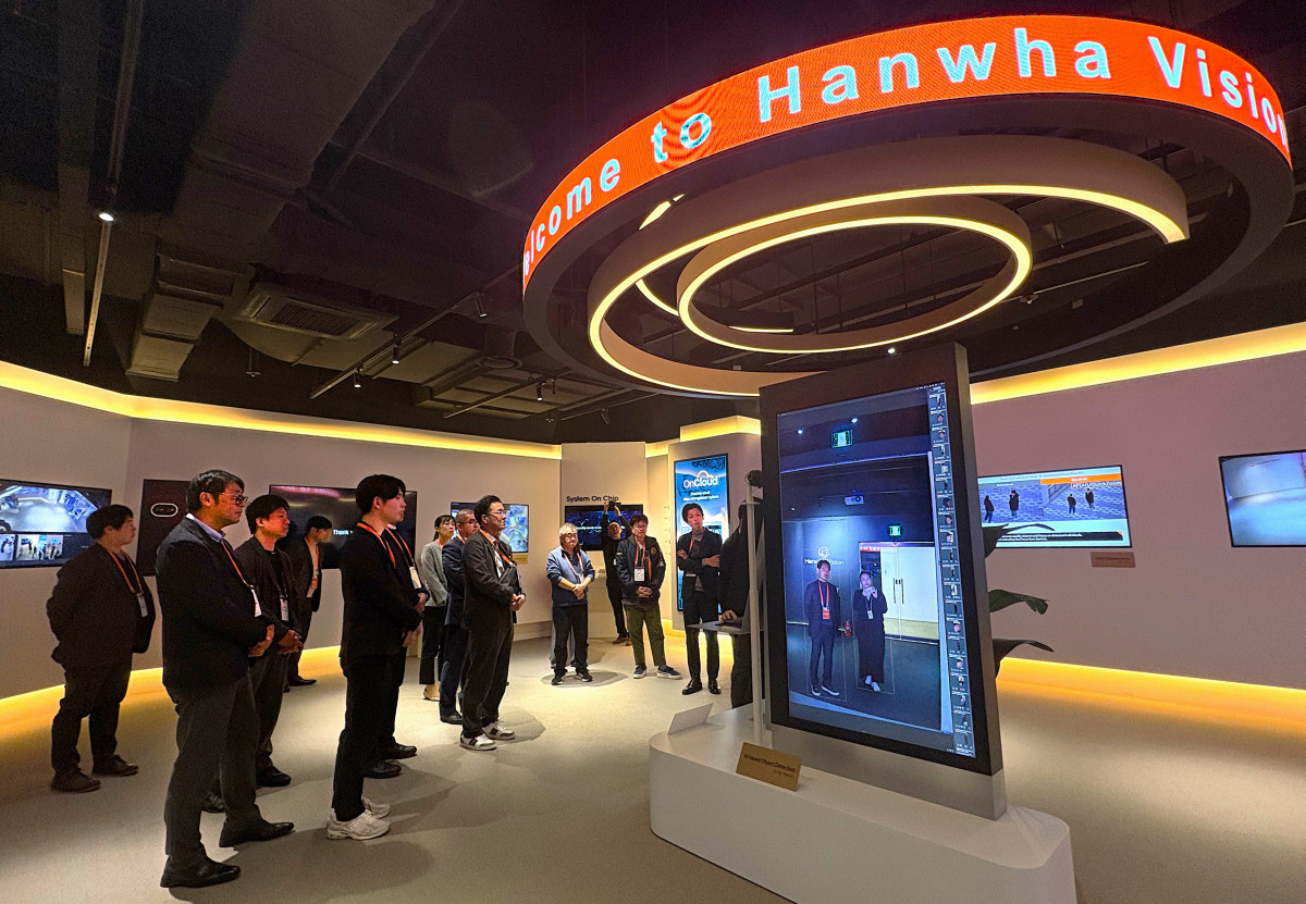 ▲한화비전의 일본 우수 파트너들이 본사 기술 체험관을 둘러보고 있다. (사진= 한화비전)