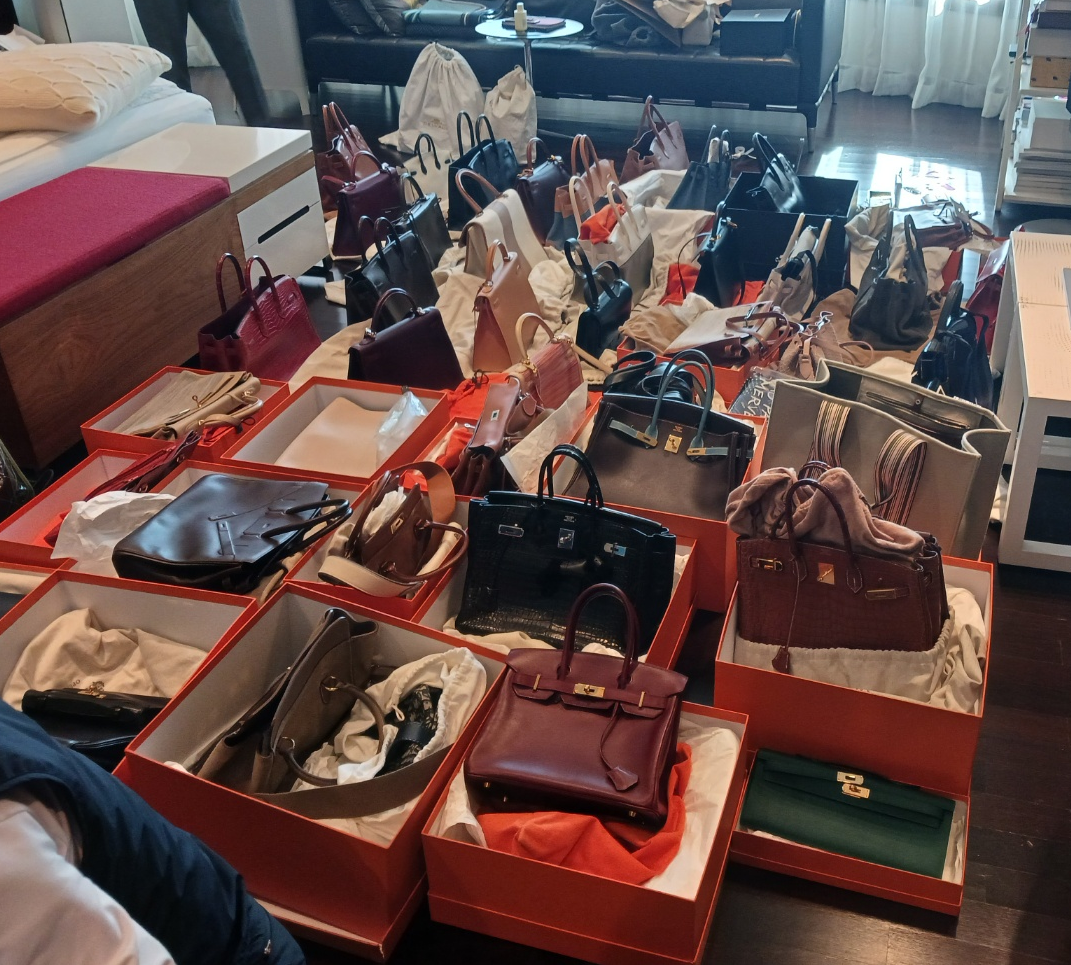 ▲체납자의 실거주지에서 압류한 명품 가방 (사진제공=국세청)