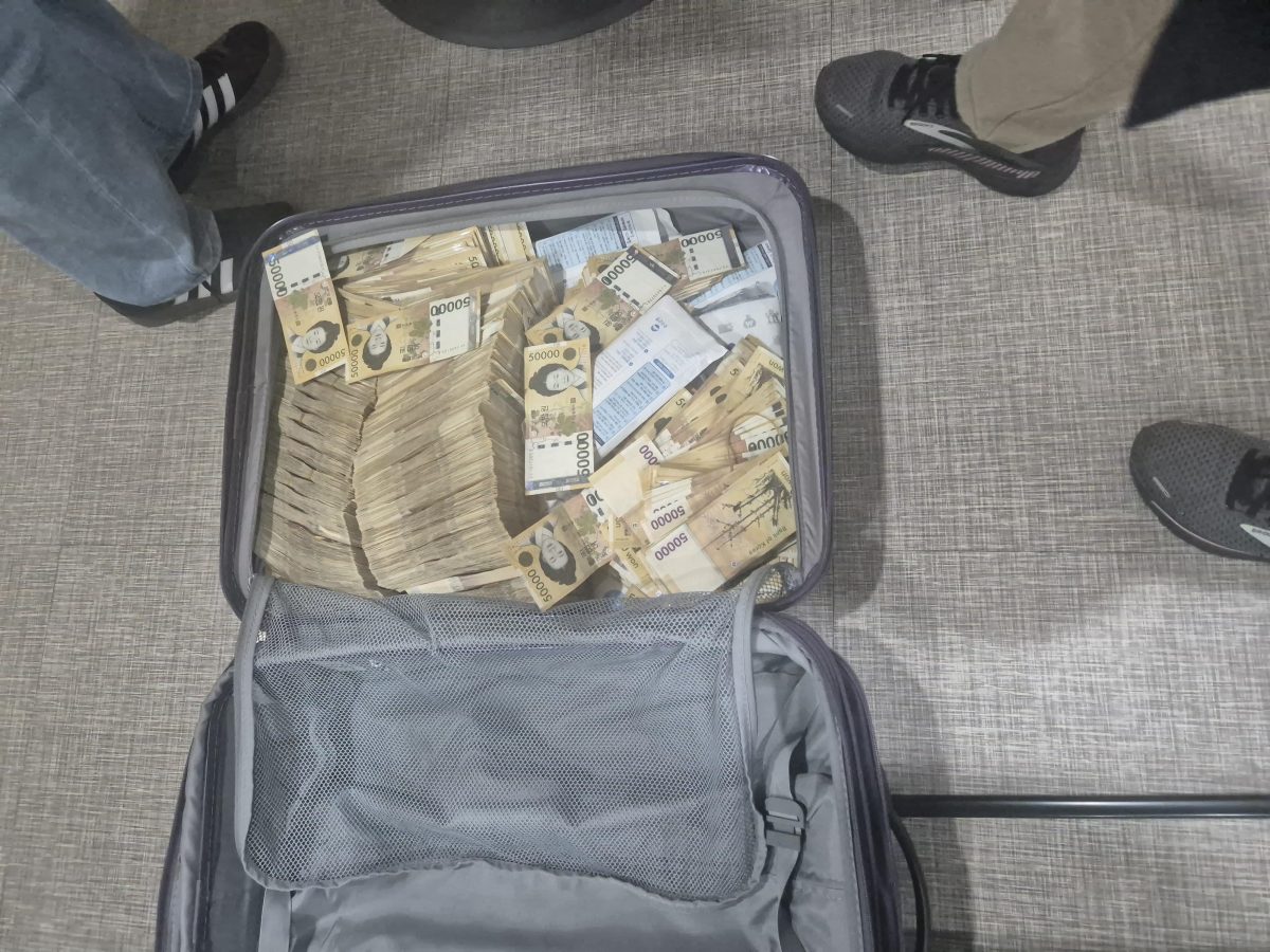 ▲고액체납자가 캐리어에 은닉한 현금 (사진제공=국세청)