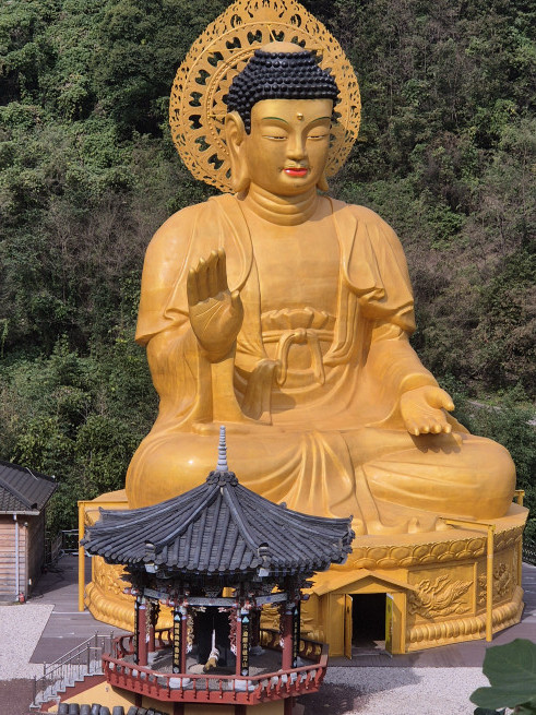 ▲경남 의령 수암사 금동미륵대불의 전경 (서영인 기자(@hihiro))
