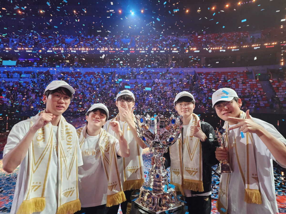▲T1 선수단 ‘2025 리그 오브 레전드(LoL) 월드 챔피언십’ 우승 기념 사진. (사진제공=SK스퀘어)