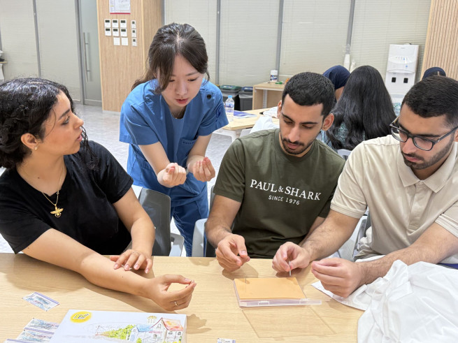 ▲해외 의대생들이 자생한방병원에서 침 치료를 배우고 있다. (사진제공=자생한방병원)