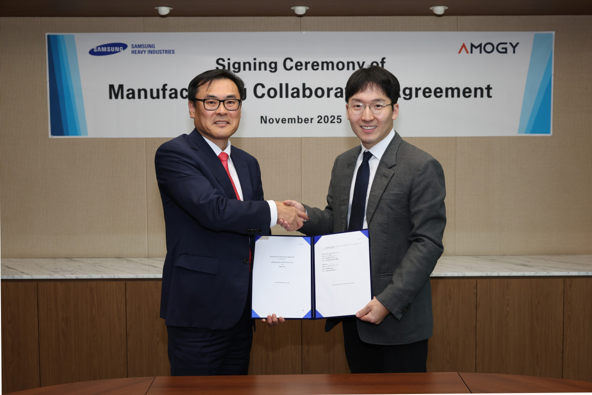 ▲김경희 삼성중공업 부사장(왼쪽)과 우성훈 아모지 대표가 전략적 협력 계약 기념 촬영을 하고 있다. (사진= 삼성중공업)