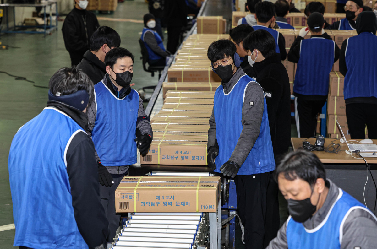 ▲2026학년도 대학수학능력시험을 사흘 앞둔 10일 오전 세종시의 한 인쇄공장에서 관계자들이 수능 문제지와 답안지를 전국 시도 교육청으로 배부하기 위해 차량으로 옮기고 있다. (뉴시스)