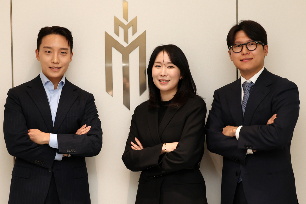 ▲아이엠엠프라이빗에쿼티 김훈덕(왼쪽부터) 차장, 이은샘 부장, 정영일 차장이 3일 서울 강남파이낸스센터에 위치한 사무실에서 이투데이와 인터뷰에 앞서 포즈를 취하고 있다. 고이란 기자 photoeran@ (이투데이DB)