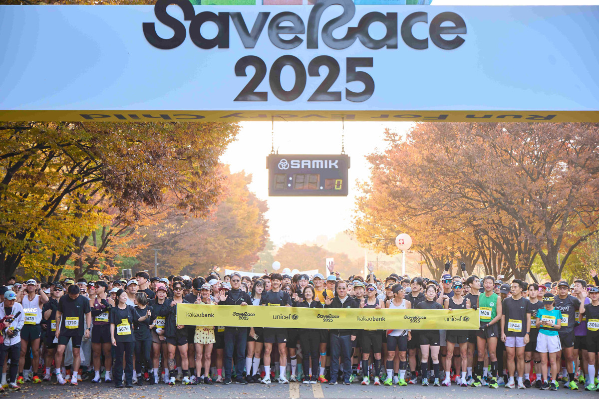 ▲카카오뱅크와 유니세프가 함께 주최한 친환경 기부 마라톤 'Save Race 2025'가 지난 9일 서울 상암 월드컵공원에서 열렸다. 참가자 5000명이 마라톤 출발선에서 기념 촬영을 하고 있다. (사진제공=카카오뱅크)