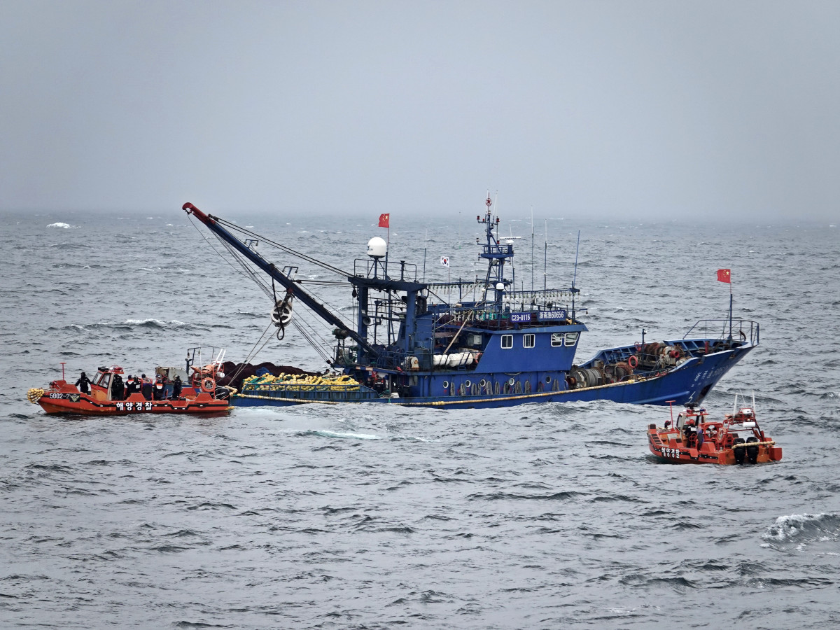 ▲중국어선을 검문하는 해경 (뉴시스)