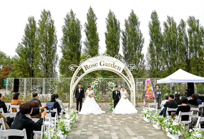 ▲8일 KB증권과 서울시 미래한강본부가 협력해 광나루한강공원 장미원에서 '한강 야외결혼식'을 진행했다.
 (제공=KB증권)