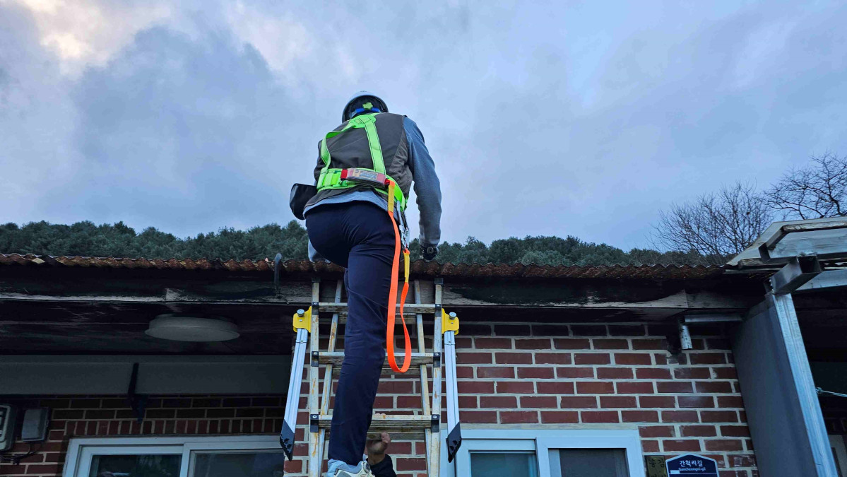 ▲지붕 함석 보수(산림청)