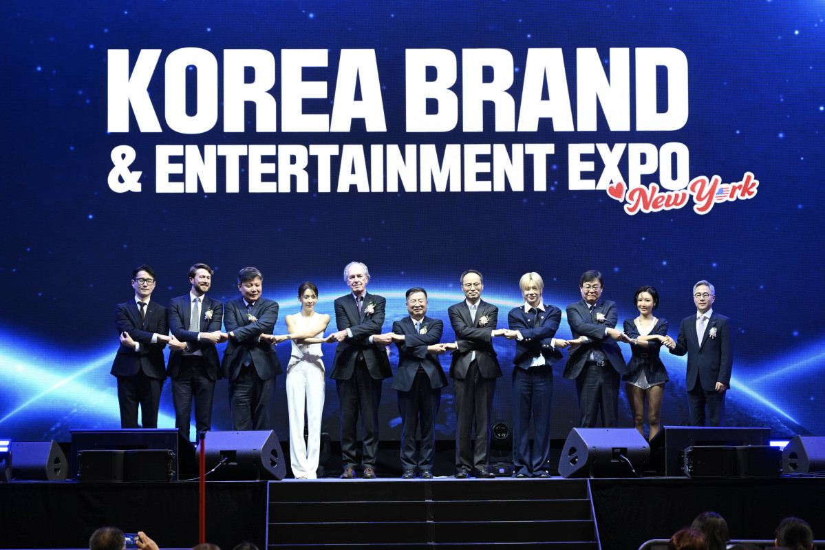 ▲지난달 7일(현지시간) 미국 뉴저지 아메리칸 드림몰에서 진행된 ‘2025 뉴욕 한류박람회’ 개회식에서 한광영 현대홈쇼핑 사장(오른쪽 세 번째)이 주최측 관계자 등과 기념사진을 촬영하고 있다. (사진제공=현대홈쇼핑)